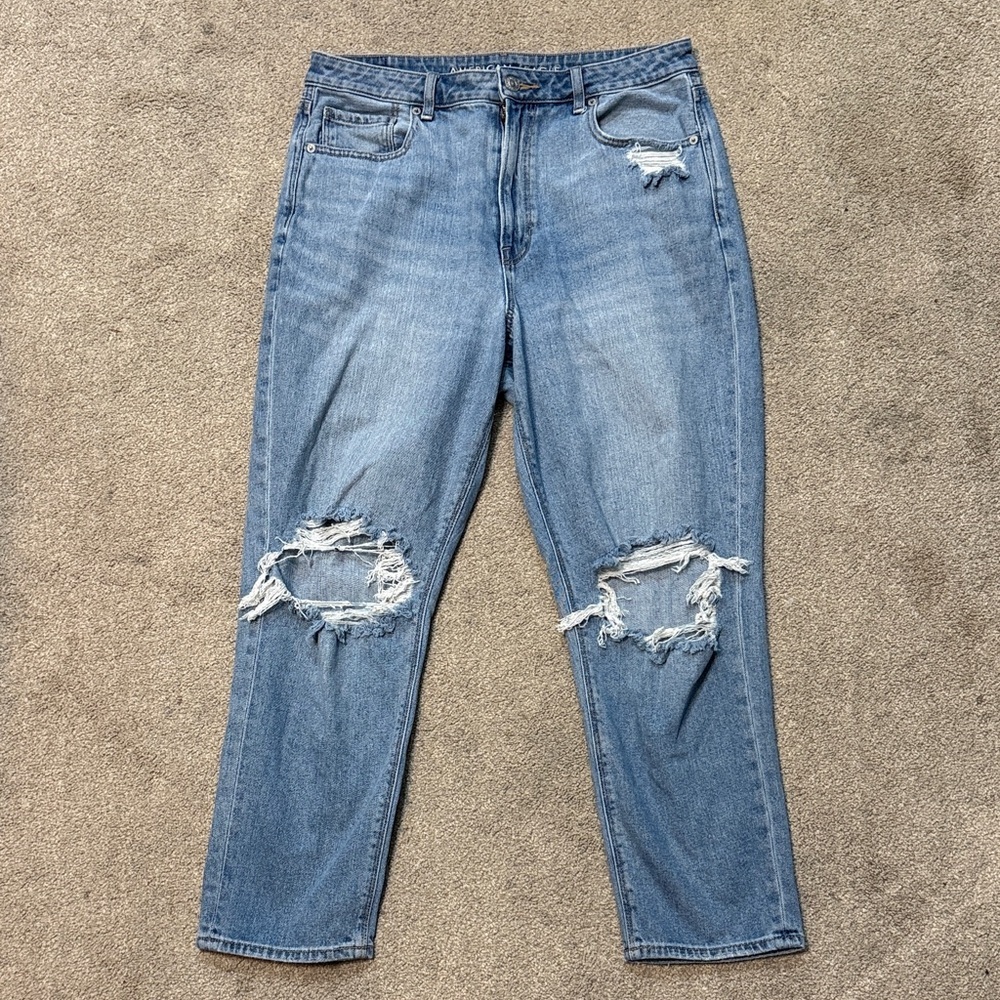 American Eagle Light Wash Distressed Mom Jeans Size 12 Short